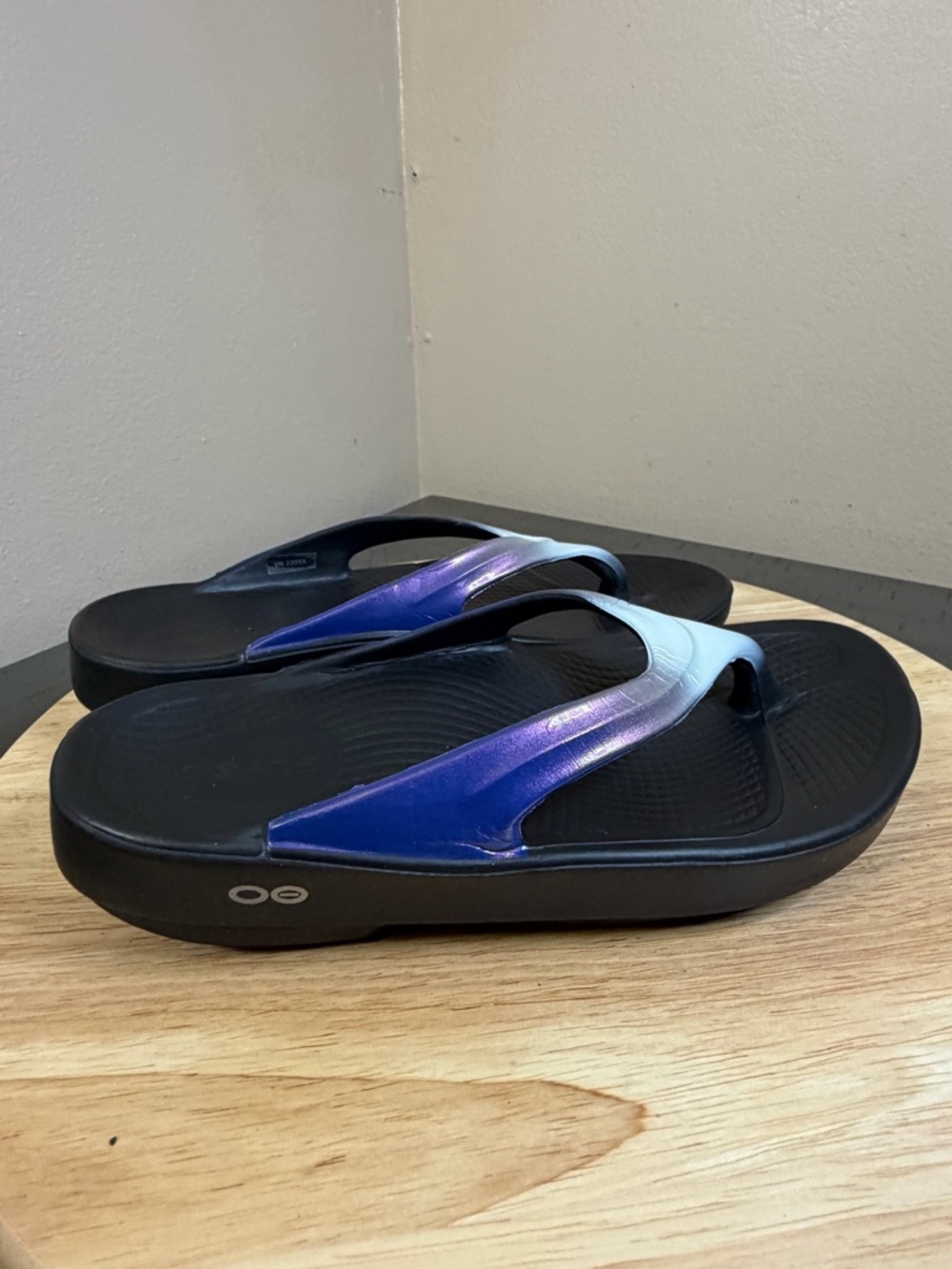 OOFOS Women’s OOlala Luxe Thong Sandals - Picture 3 of 12